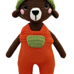 Háčkovaný medvedík Laci v škoricových nohaviciach so zeleným vreckom a zelenou čiapkou – ručne robená handmade amigurumi hračka z bavlny a akrylu, 24 cm vysoká