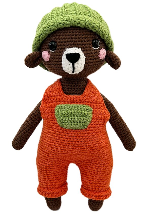 Háčkovaný medvedík Laci v škoricových nohaviciach so zeleným vreckom a zelenou čiapkou – ručne robená handmade amigurumi hračka z bavlny a akrylu, 24 cm vysoká